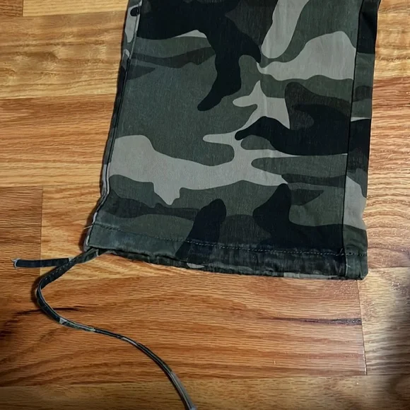NWOT camo cargos - Picture 4 of 10